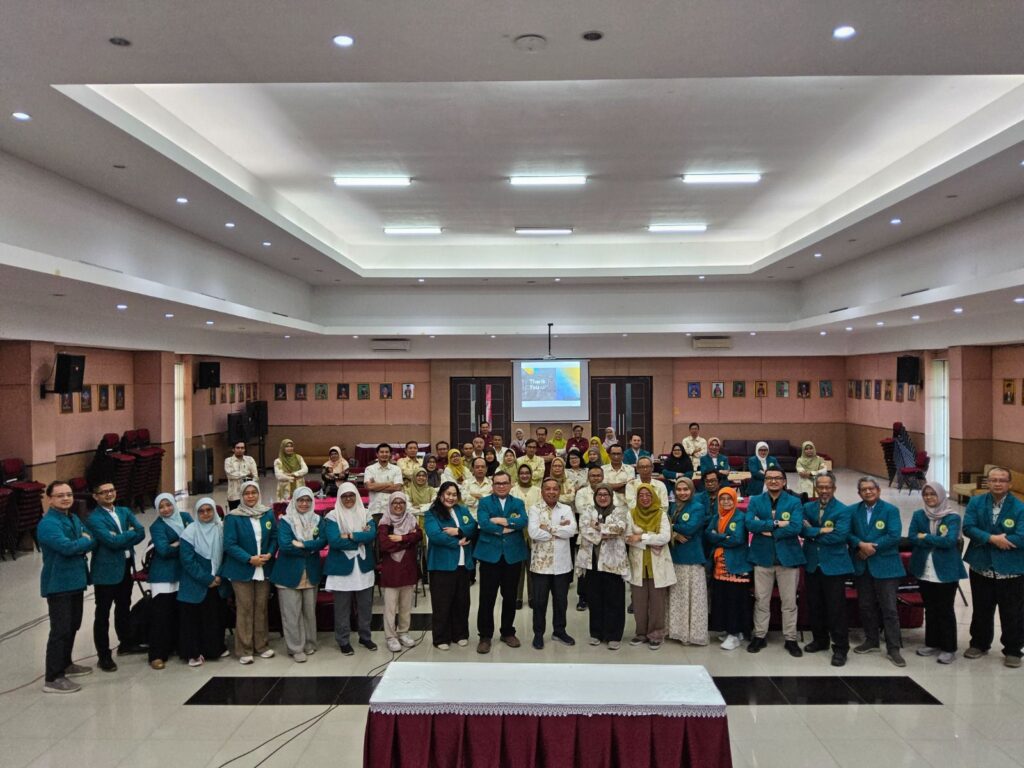 Foto bersama kegiatan benchmarking FMIPA UNJ ke FMIPA Unesa